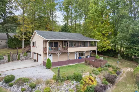 81 Chestnut Ln, Hendersonville, NC 28792