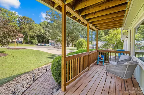 1553 Castell Ln, Hickory, NC 28601