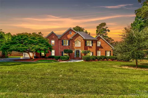157 Lakeshore Dr, Mooresville, NC 28117