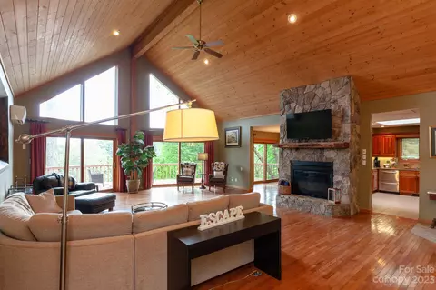 2520 Mountain Air Dr, Burnsville, NC 28714