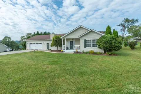 385 Hidden Meadow Dr, Hendersonville, NC 28792