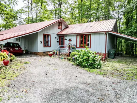 565 W Park Ave, Mooresville, NC 28115