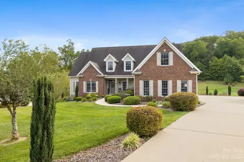 4 Round Robin Ln, Mills River, NC 28759