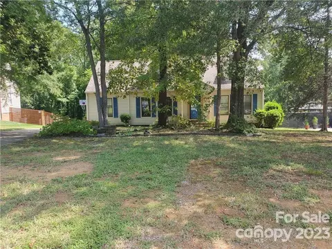 4808 Chestnut Lake Dr, Charlotte, NC 28227
