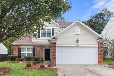 8908 Firestreak Dr, Charlotte, NC 28216
