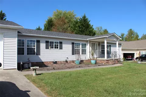 516 Riverwind Dr, Hendersonville, NC 28739
