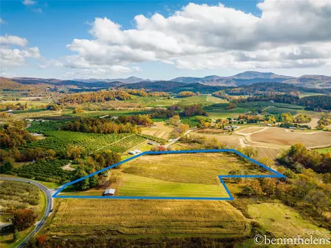 46 Apple Valley Rd, Hendersonville, NC 28792