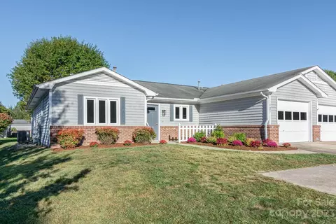 121 Derbyshire Dr, Hendersonville, NC 28792