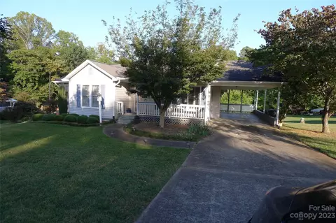 3719 Fieldcrest Rd, Winston Salem, NC 27127