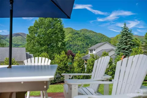 9999 Alaskas Ln, Maggie Valley, NC 28751