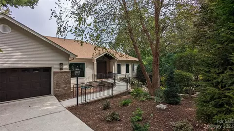 3 Governors Dr, Hendersonville, NC 28791