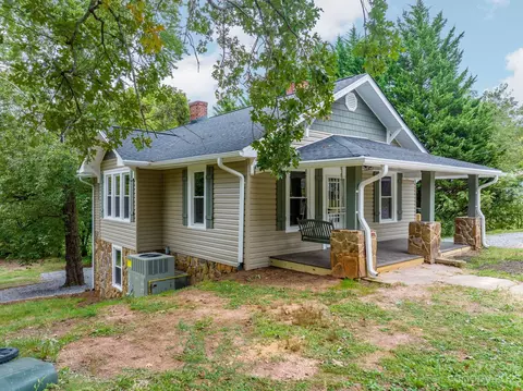 930 3rd Se St SE, Hickory, NC 28602