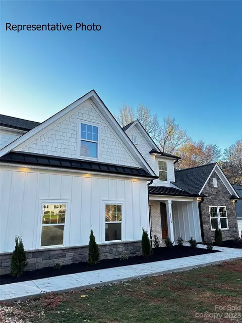 2432 Lakeview Cir, Matthews, NC 28105