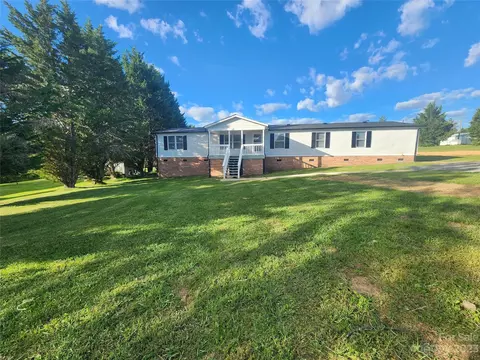 220 Cedar Ln, Mount Airy, NC 27030