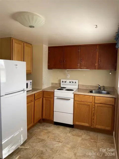 Kitchen - 565 Neely Rd, Brevard, NC 28712 photo 2 of 4