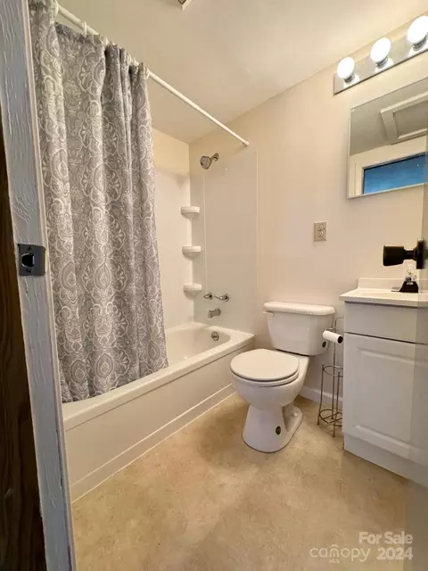 Bath - 565 Neely Rd, Brevard, NC 28712 photo 2 of 2