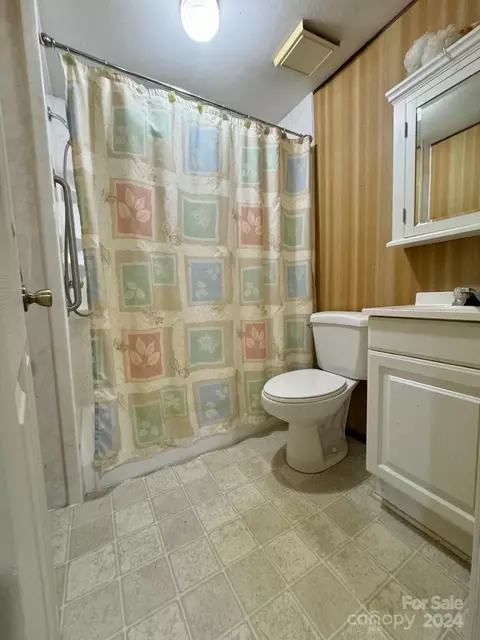 Bath - 565 Neely Rd, Brevard, NC 28712 photo 1 of 2