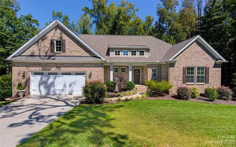 1706 Country Club Dr, High Point, NC 27262