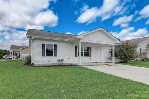 107 Hofer Ct, East Flat Rock, NC 28726