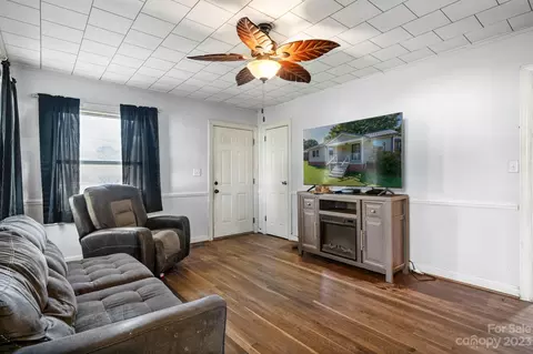802 E Klutz St, Maiden, NC 28650 photo 3