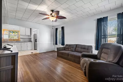 802 E Klutz St, Maiden, NC 28650 photo 4