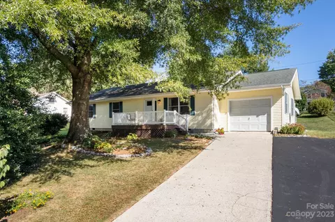 180 Plantation Dr, Hendersonville, NC 28792