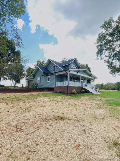 2068 Sulphur Springs Rd, Hiddenite, NC 28636