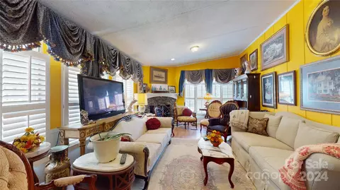 Living - 91 Apache Path, Marion, NC 28752 photo 3 of 7