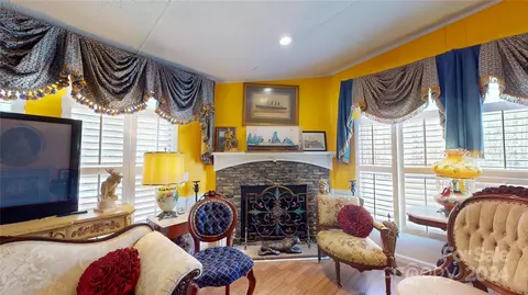 Living - 91 Apache Path, Marion, NC 28752 photo 4 of 7