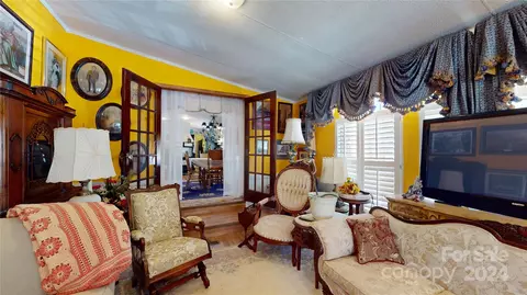 Living - 91 Apache Path, Marion, NC 28752 photo 6 of 7