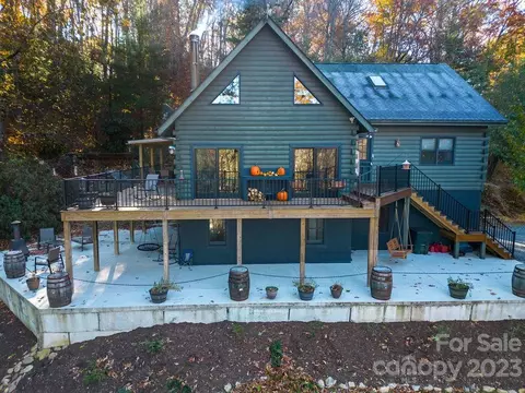875 Battle Creek Rd, Horse Shoe, NC 28742