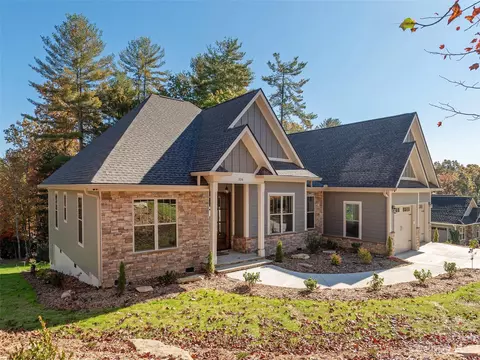 116 Willow Place Cir, Hendersonville, NC 28739