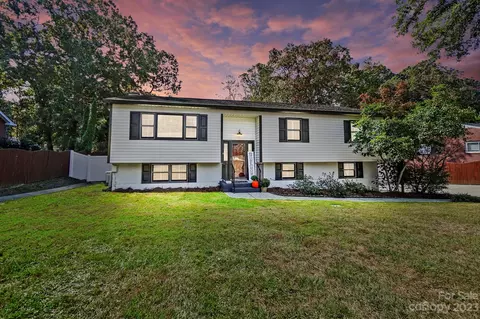 222 Dogwood Dr, Mount Holly, NC 28120