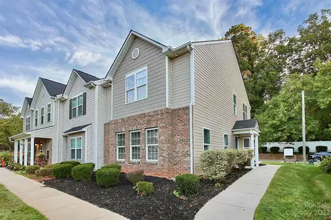 727 Plaza Walk Dr, Charlotte, NC 28215