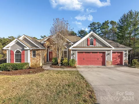 17 Fairway View Dr, Weaverville, NC 28787