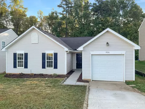 924 Almora Dr, Charlotte, NC 28216