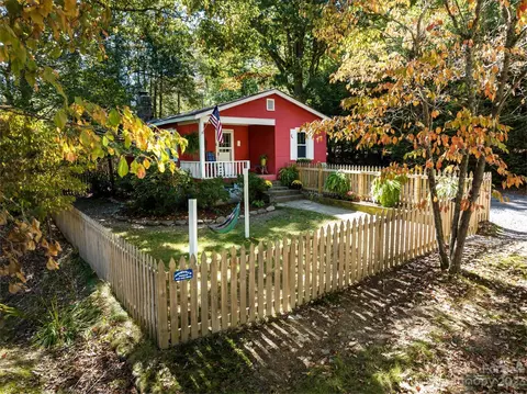 5 Iroquois St, Black Mountain, NC 28711