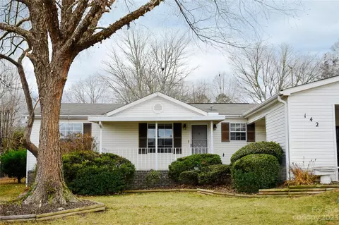 142 Riverwind Dr, Hendersonville, NC 28739
