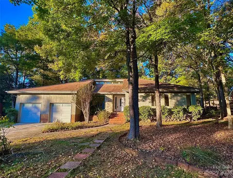 7420 Sherwood Forest Dr, Charlotte, NC 28226