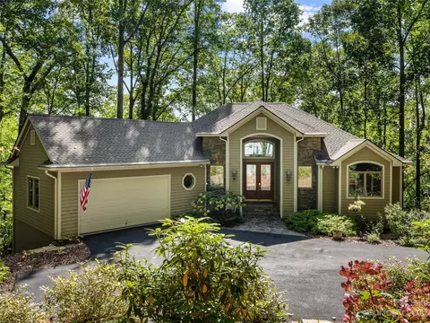 1912 Eagles Nest Rd, Waynesville, NC 28786