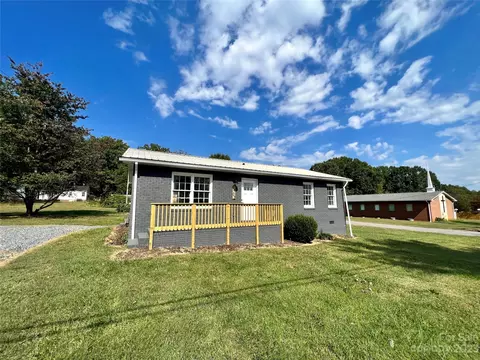 1402 Yadkin St, Statesville, NC 28677