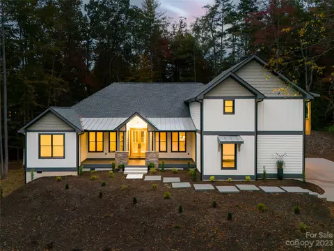 160 N Ridgeview Hill Dr, Hendersonville, NC 28791