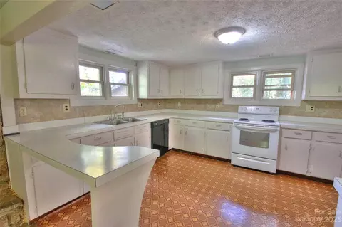 2872 Hyder Mountain Rd, Clyde, NC 28721 photo 6
