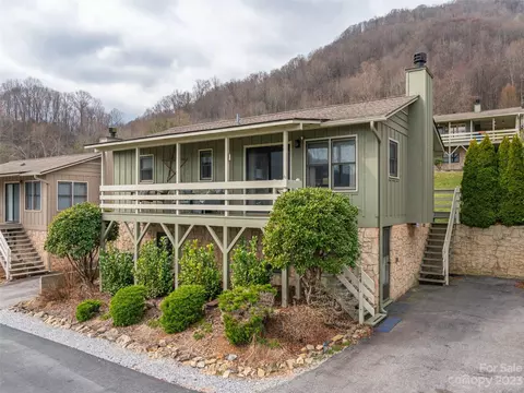 24 Slate Ln, Maggie Valley, NC 28751