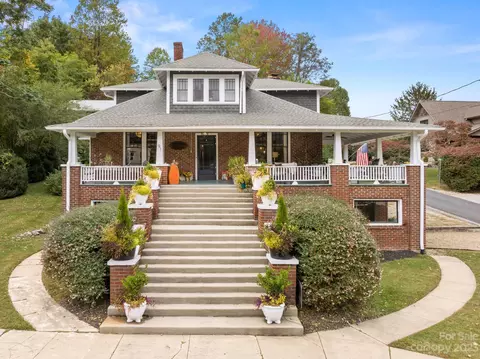 91 Greenville St, Saluda, NC 28773