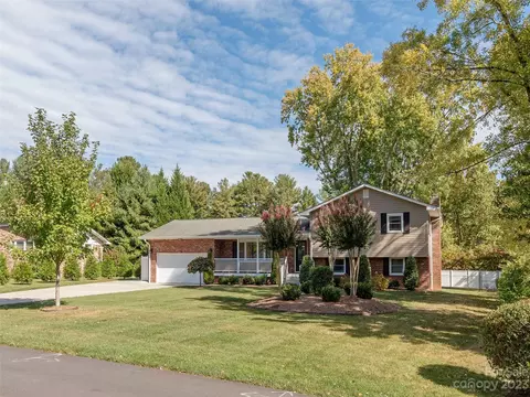 716 Shadywood Ln, Hendersonville, NC 28792