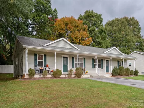 61 E Meadow Ln, Horse Shoe, NC 28742