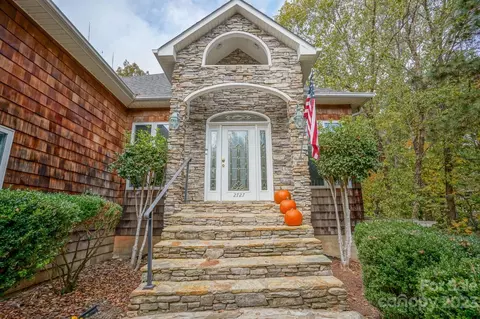 2727 Mt Isle Harbor Dr, Charlotte, NC 28214