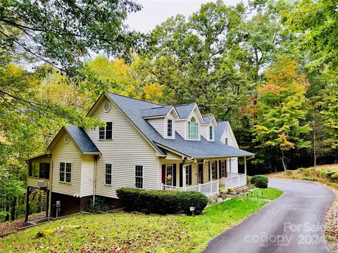 56 Kindling Trl, Horse Shoe, NC 28742