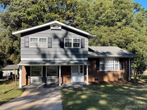 1621 Rolling Meadow Ln, Gastonia, NC 28054